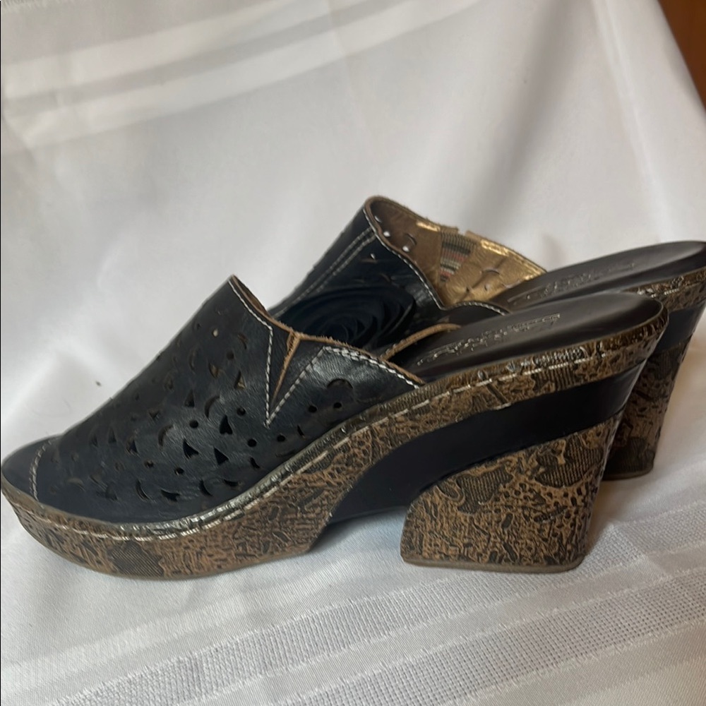 L'ATISTE Black Textured Wedge Sandals
